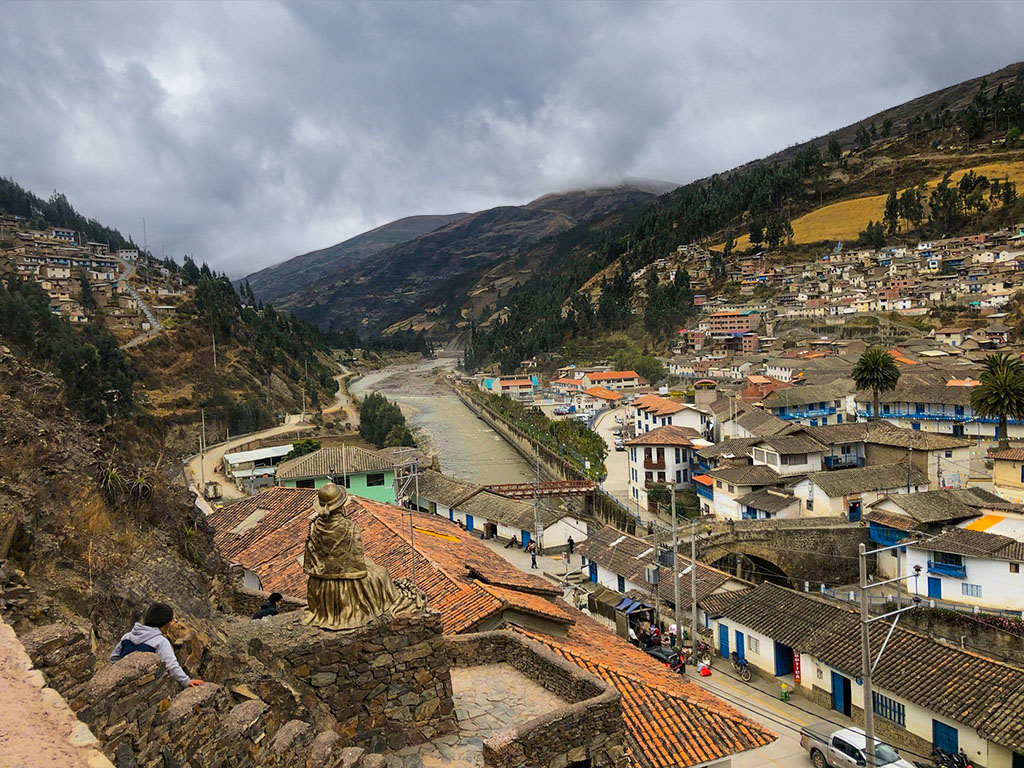 Paucartambo: Él Amanecer En Cusco